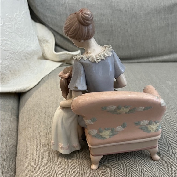 Porcelain Figurine of Mother and Child - Picture 2 of 3